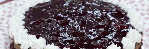 маковый торт с вареньем и взбитыми сливками