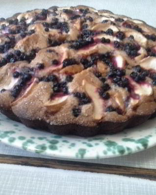 Медовик с яблоками и черникой