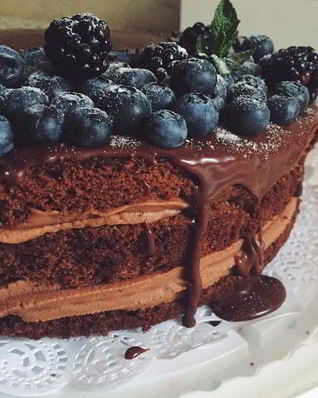 Самый шоколадный торт с ягодами