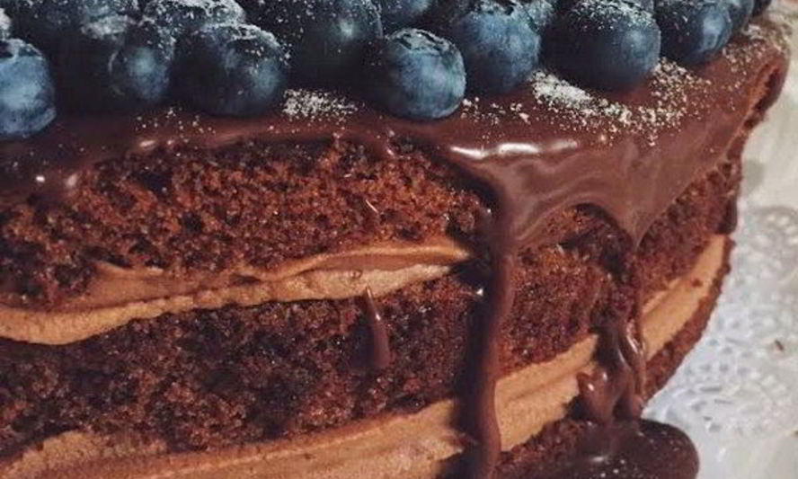 Рецепт самого шоколадного торта с ягодами