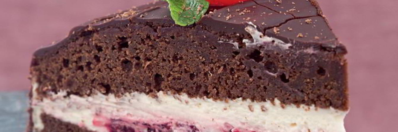 Шоколадный торт с вишней