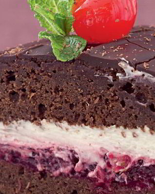 Шоколадный торт с вишней