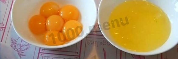 торт цифра 8 с цветами из фруктов