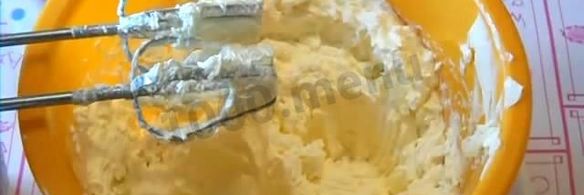 торт цифра 8 с цветами из фруктов