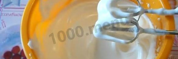 торт цифра 8 с цветами из фруктов