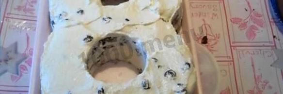 торт цифра 8 с цветами из фруктов