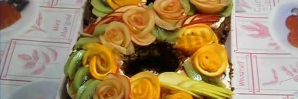 торт цифра 8 с цветами из фруктов