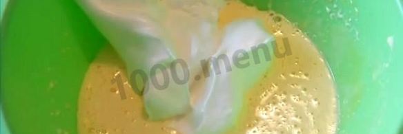 торт цифра 8 с цветами из фруктов