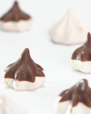 Ванильные, шоколадные и кофейные меренги в шоколадной глазури