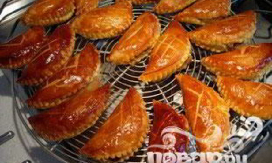 Рецепт яблочных конвертиков с миндалем и изюмом