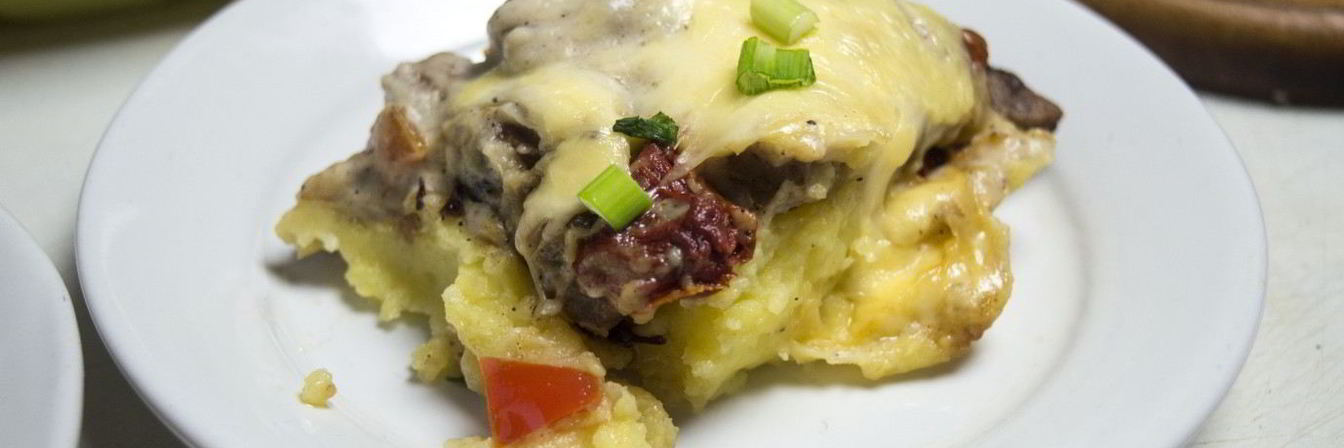 Картофельная запеканка с соусом