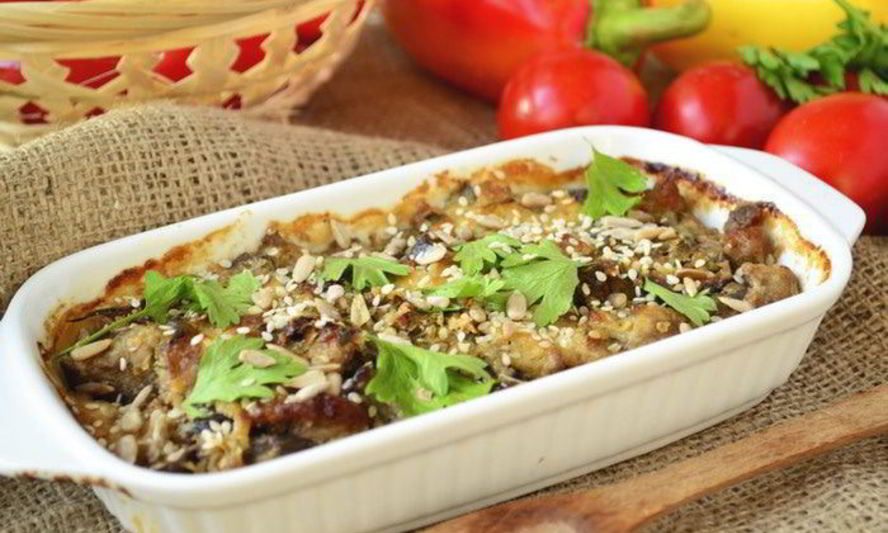 Рецепт мясной запеканки с баклажанами в йогуртово-тахинном соусе