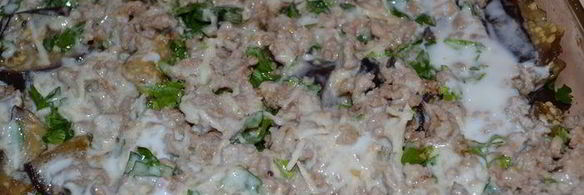 мясная запеканка с баклажанами в йогуртово-тахинном соусе