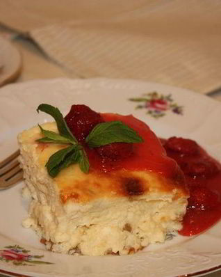 Творожная запеканка с клубничным соусом