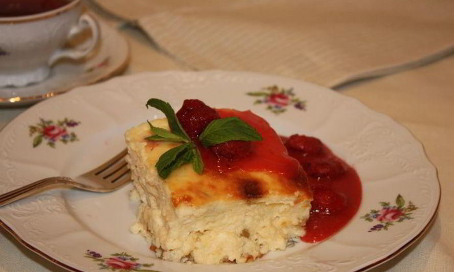 Рецепт творожной запеканки с клубничным соусом