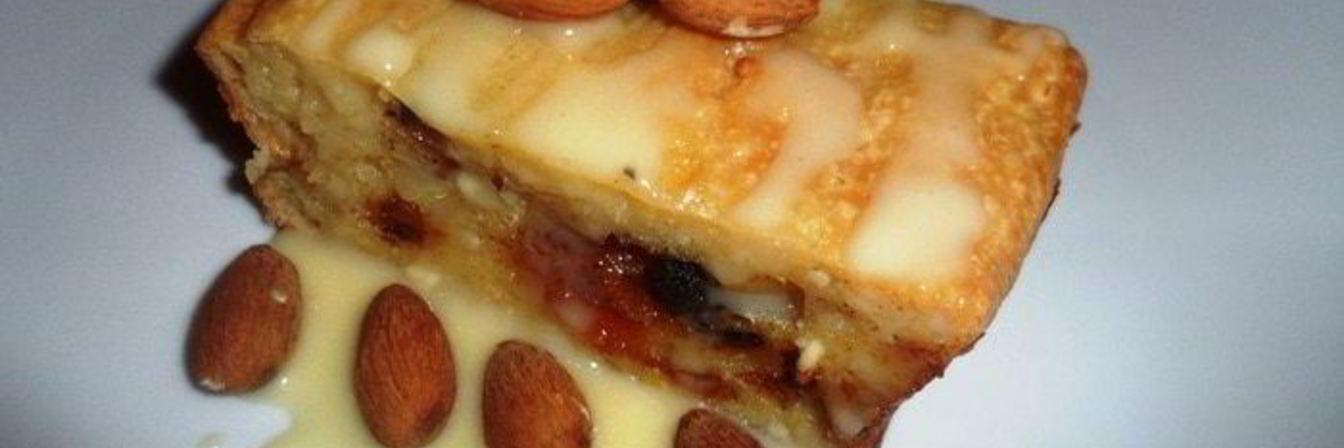 Творожная запеканка с миндалем и финиками