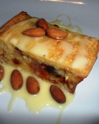 Творожная запеканка с миндалем и финиками