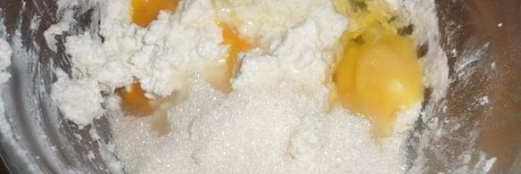 творожная запеканка с миндалем и финиками