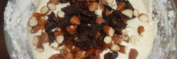 творожная запеканка с миндалем и финиками