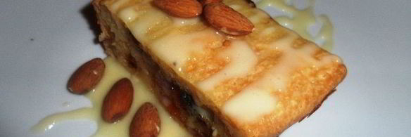 творожная запеканка с миндалем и финиками