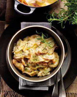 Запеканка из курицы и картофеля с розмарином