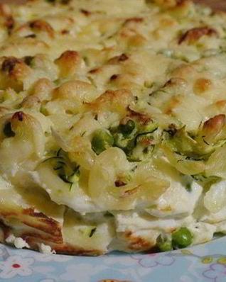 Запеканка из макарон с горошком, цукини и творогом