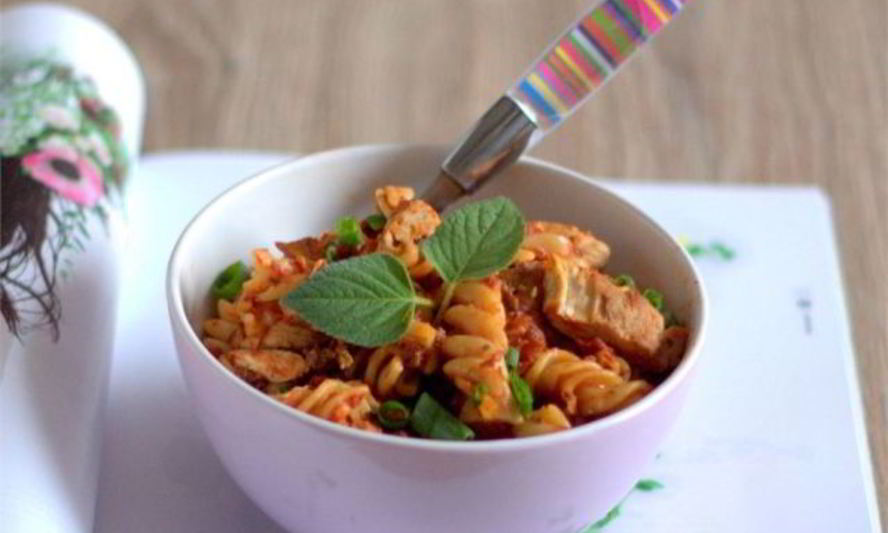 Рецепт запеканки из макарон с курицей в томатном соусе