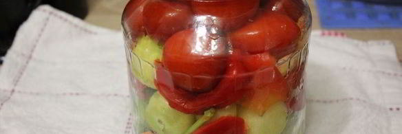 ассорти из физалиса, помидоров и сладкого перца на зиму