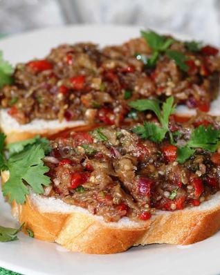 Баклажанная икра острая на зиму пальчики оближешь