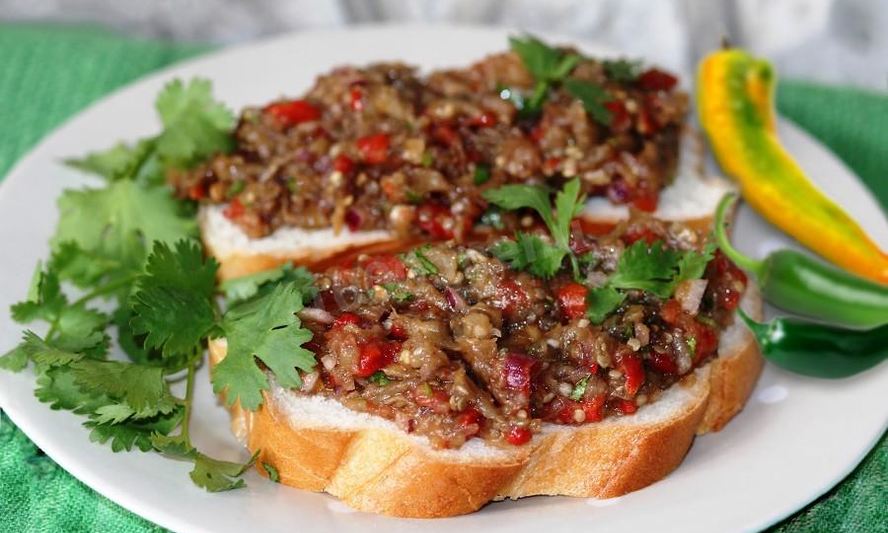 Рецепт баклажанной икры острой на зиму пальчики оближешь