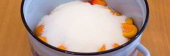 абрикосовый джем с миндальными лепестками