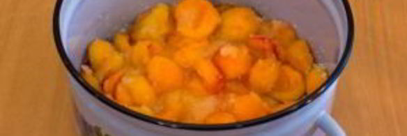 абрикосовый джем с миндальными лепестками