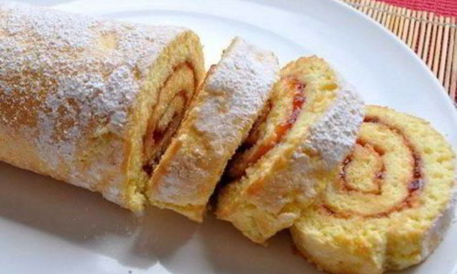 Рецепт быстрого йогуртового рулета с джемом