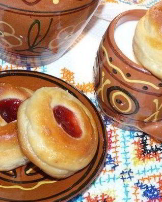 Дрожжевые булочки с ягодным джемом