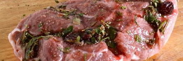 свинина, запеченная с вишневым джемом и вином