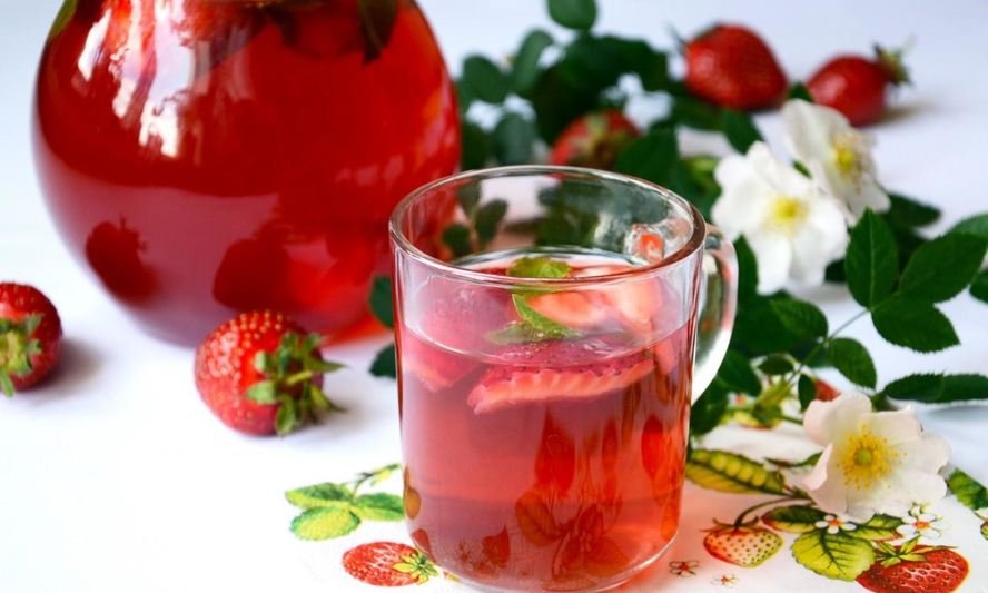 Рецепт клубничного компота с мятой