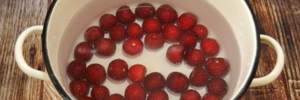 компот из черешни в кастрюле