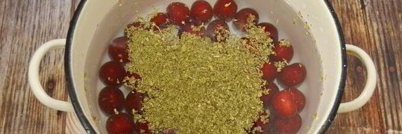 компот из черешни в кастрюле