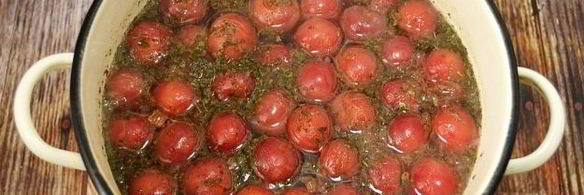 компот из черешни в кастрюле