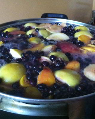 Компот из черной смородины и яблок