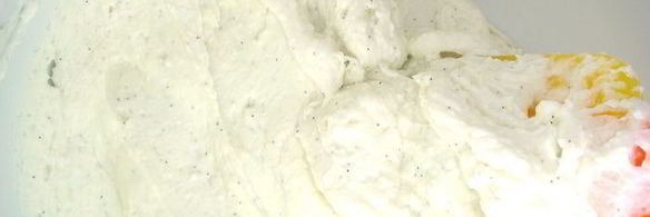 компот из красных фруктов вокруг творожного крема