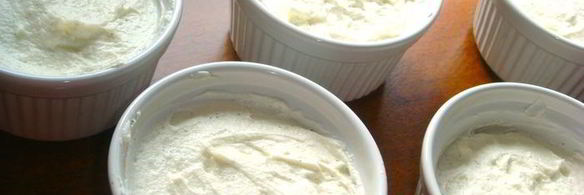 компот из красных фруктов вокруг творожного крема