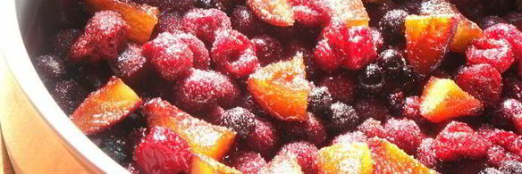 компот из красных фруктов вокруг творожного крема