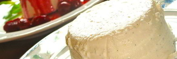 компот из красных фруктов вокруг творожного крема