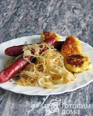 Квашеная капуста с колбасками и мускатным орехом