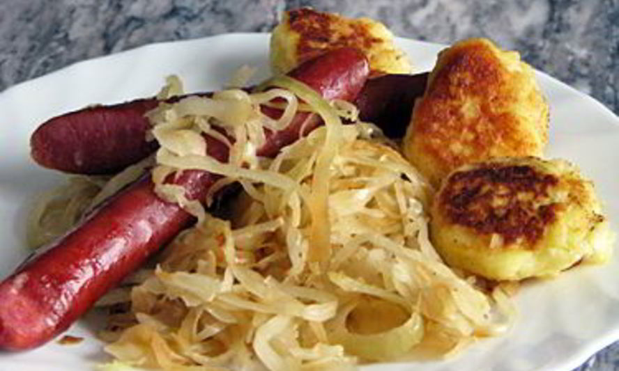 Рецепт квашеной капусты с колбасками и мускатным орехом