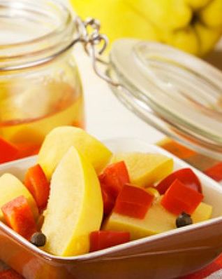 Айва, маринованная с болгарским перцем