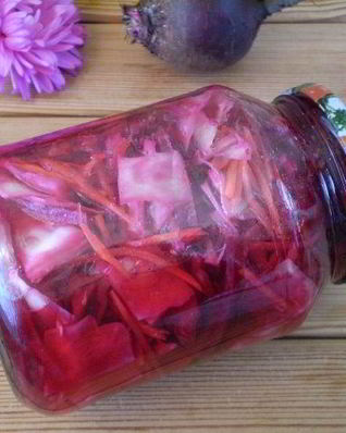 Быстрая маринованная капуста со свеклой