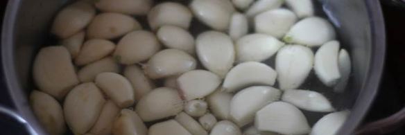 чеснок, маринованный со свекольным соком