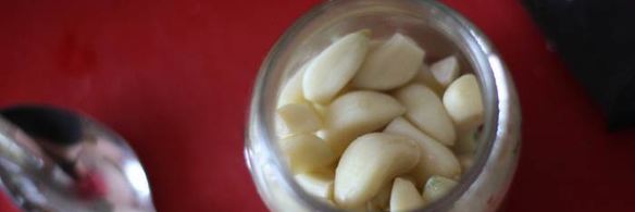 чеснок, маринованный со свекольным соком